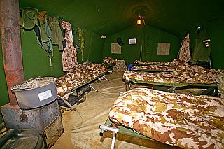 Внутри жилой палатки.